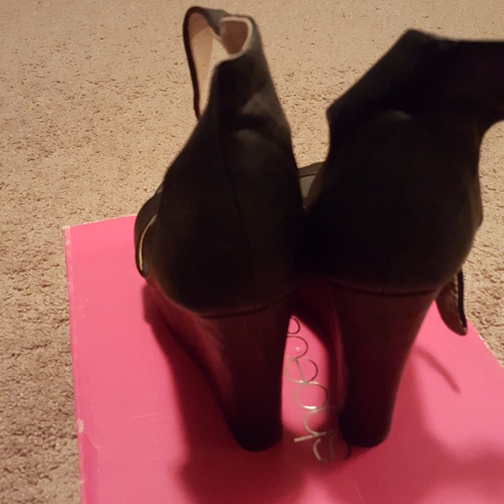 Heels - Picture 2 of 3